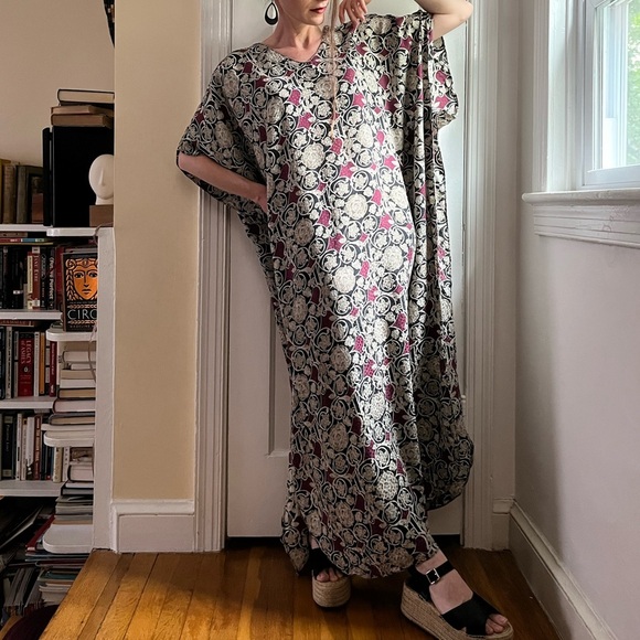 Adrianna Papell 100% Silk Caftan Black Tan Maroon Print One Size Kaftan Vintage - Picture 12 of 16